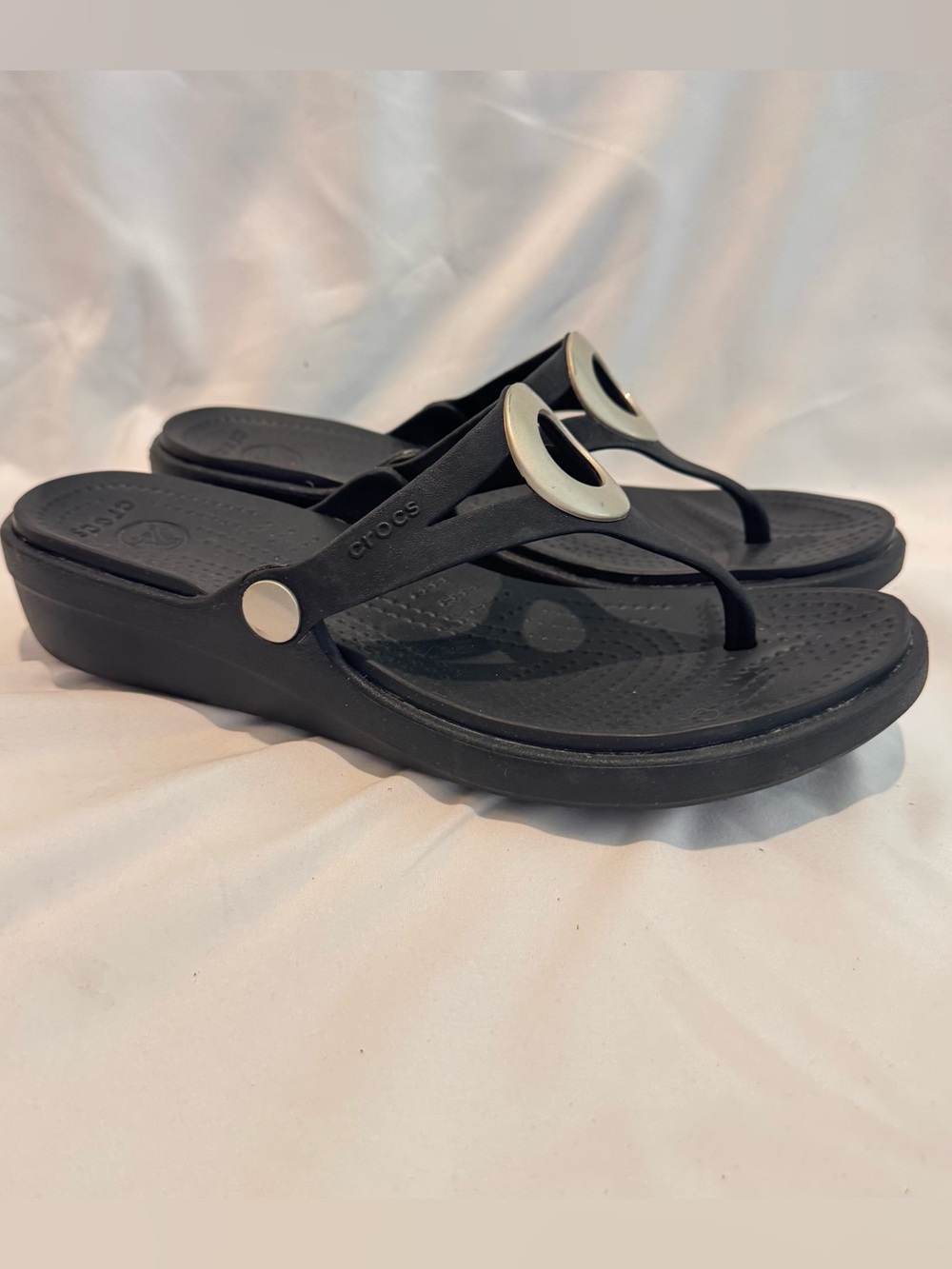 Crocs Sanrah Beveled Circle Wedge Flip Sandal Womens Size 8 Black Silver EUC - Picture 2 of 6